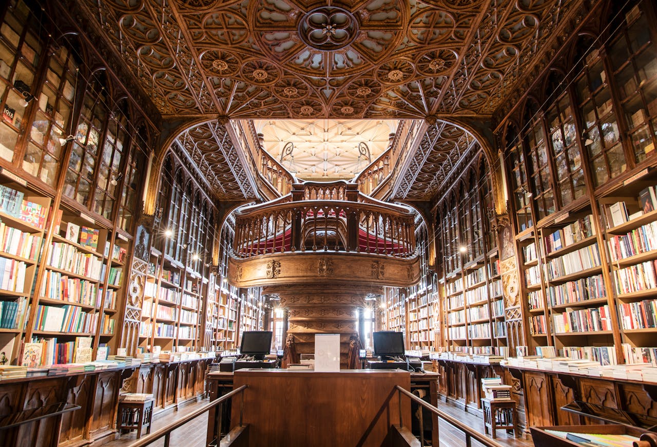 The Art of Drawing Readers In: Your attractive post title goes here Discover the intricate design and rich history of the Livraria Lello bookstore in Porto, Portugal.